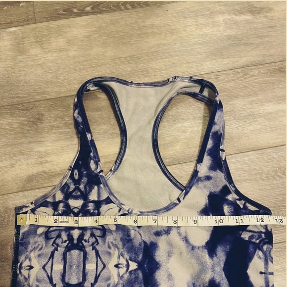 Lululemon blue and white patterned razor back tank top Size 4 - Picture 6 of 7